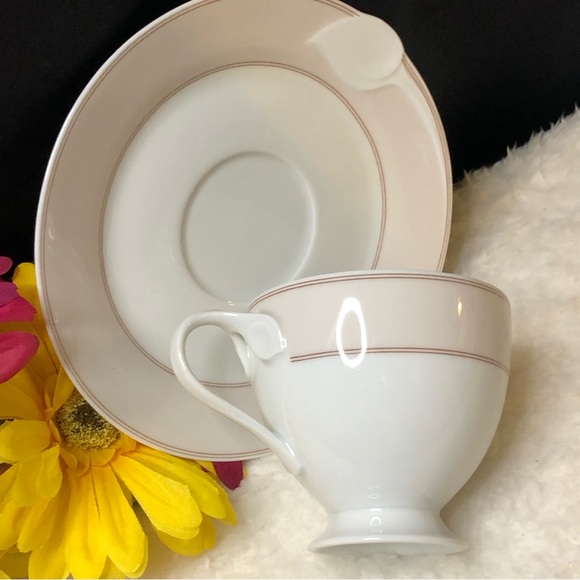 Hutschenreuther's, Fontaine "Chloe" Fleuron Footed Demitasse Teacup & Saucer Set - Picture 10 of 14